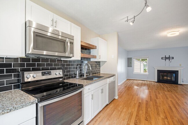 Building Photo - Charming 2 Bedroom/1 Bath Townhome in Henr...