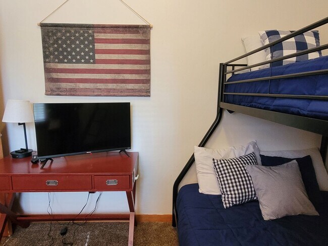 Building Photo - Hank's Hideaway in Sunriver, Furnished, all Utilities Included. Gym access, Hot Tub. 30-day Minim...