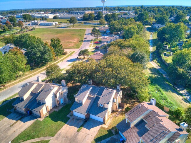 Building Photo - Updated 3 Bedroom, 2 Bathroom Duplex in the Heart of Broken Arrow!