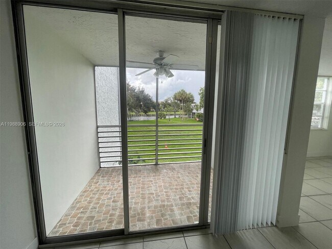 Building Photo - 9441 Live Oak Pl