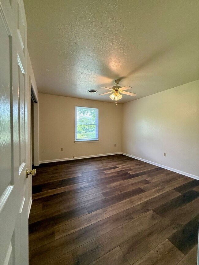 Building Photo - 1555-MF2-E4