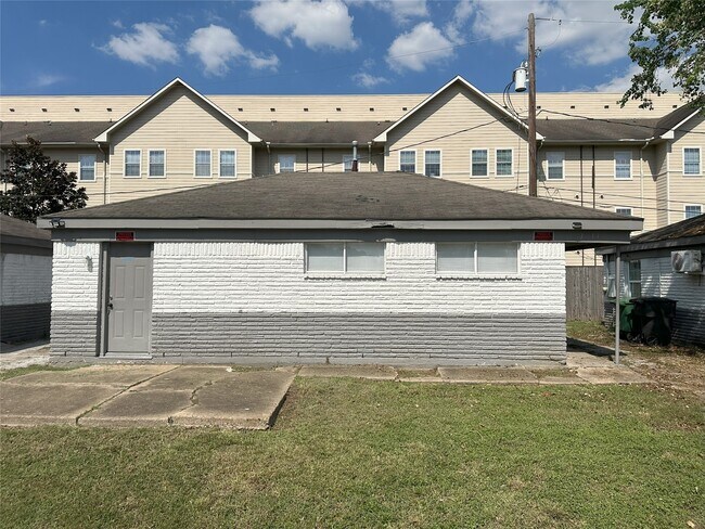 Primary Photo - 3833 Mt Pleasant St