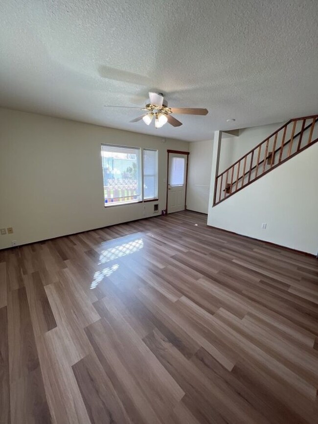 Building Photo - Spacious 2 Bedroom, 2 Bath - Move-in Ready