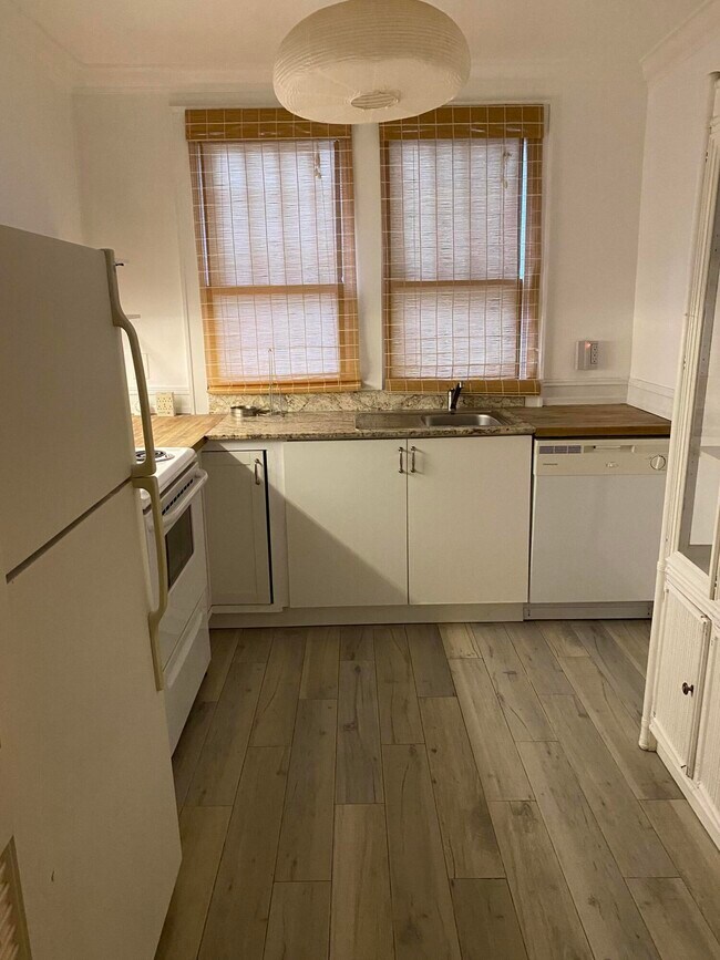 Building Photo - 318 S J St