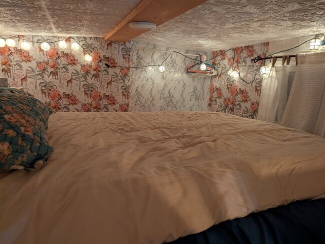 Building Photo - 16 Pine St