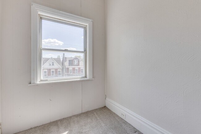 Building Photo - Available MAY 2026 - Beautiful, LARGE 4+ bedroom/2 bath GEM in South Side Slopes!