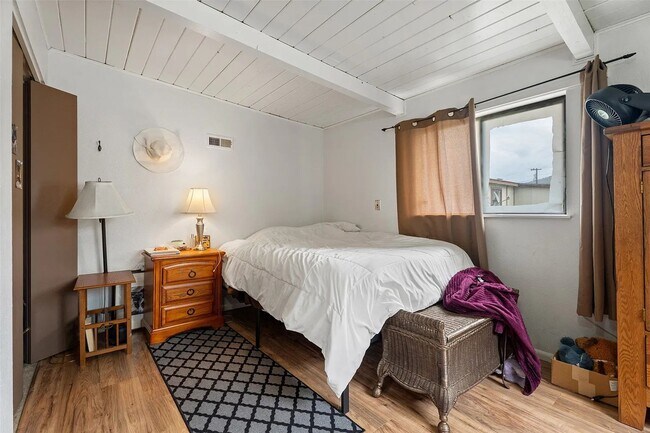 Building Photo - 3220 Clark St