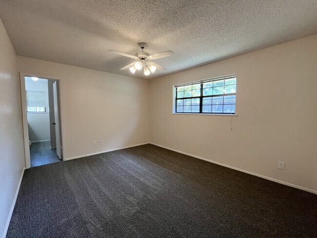 Building Photo - 408 Briar Square