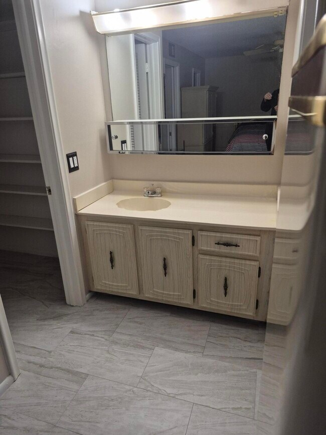 Building Photo - 737 High Point Blvd N