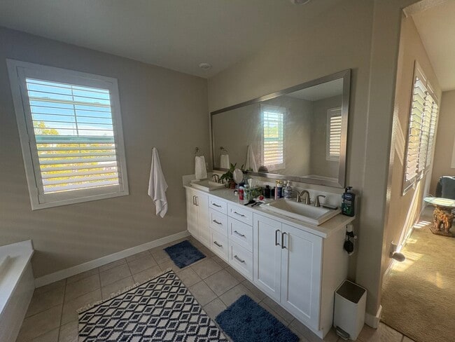 Building Photo - Elegant Fully Furnished 3BR/2.5BA Condo in Carlsbad