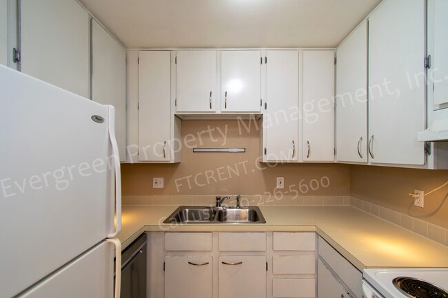 Building Photo - Great 2 bed 1 bath Condo in a Great Location!