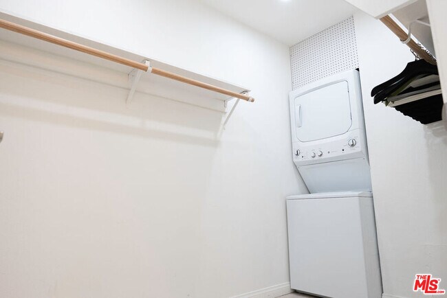 Building Photo - 943 12th St