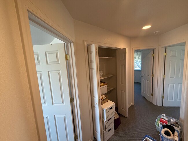 Building Photo - 913 Cardinal Dr