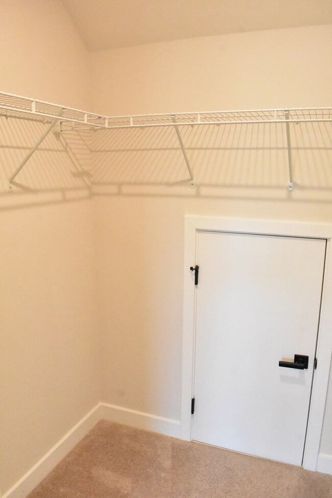 Building Photo - Fantastic Fredericksburg Townhome!
