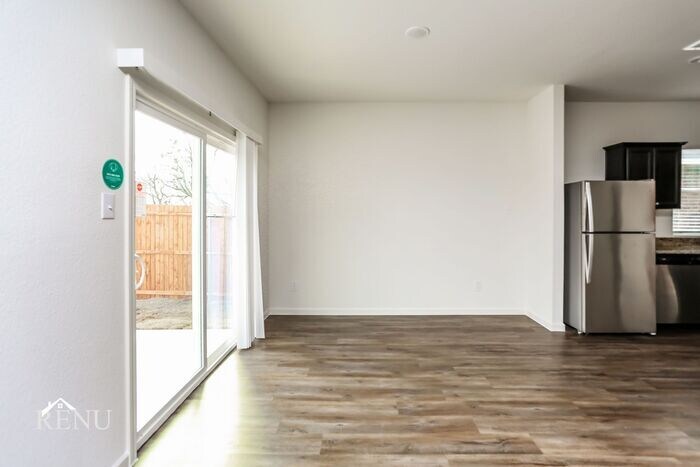 Building Photo - 467 London Dr