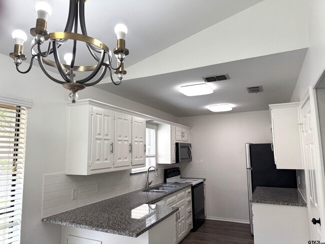 Building Photo - 5821 Hollytree Dr