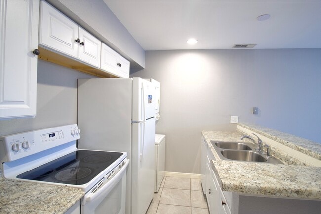 Building Photo - 16120 Stuebner Airline Rd