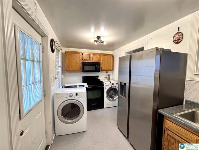 Building Photo - 527 Bradley St