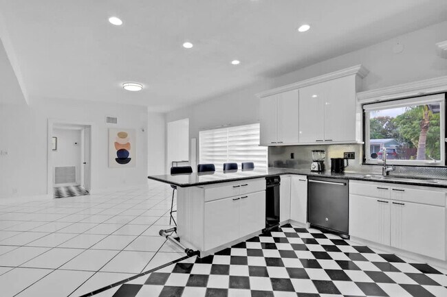 Building Photo - 1712 NE 18th Ave