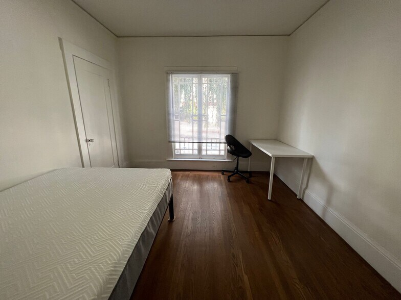 Building Photo - 1694 Oxford St