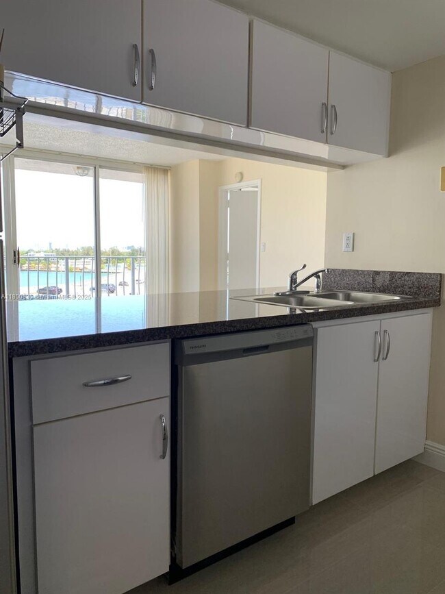 Building Photo - 7601 E Treasure Dr