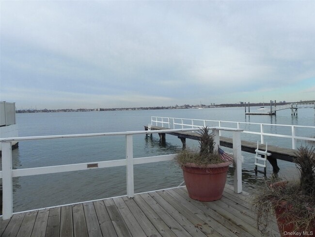 Building Photo - 10 Pell Pl