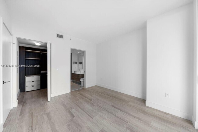 Building Photo - 121 NE 34th St