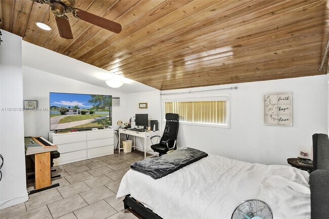 Building Photo - 9910 Bahama Dr