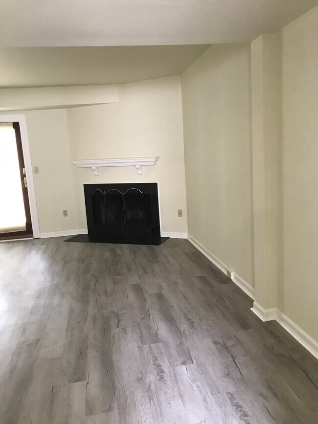 Building Photo - 1111 Cambridge Ct