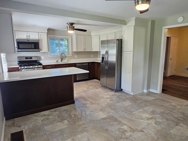 Building Photo - Stunning 4 Bed 2 Bath Single Family Rental...