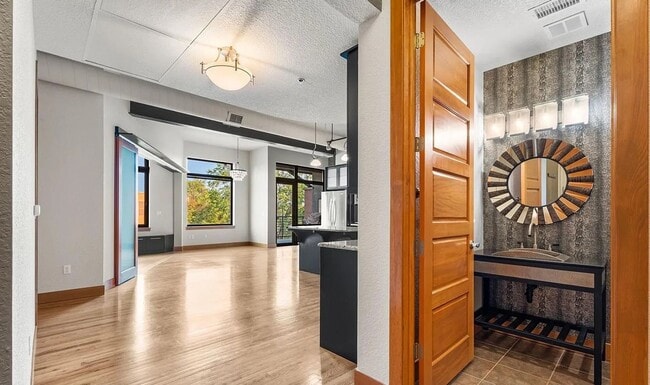 Building Photo - Luxury Old Town Loft in the Prestigious Magnolia Building