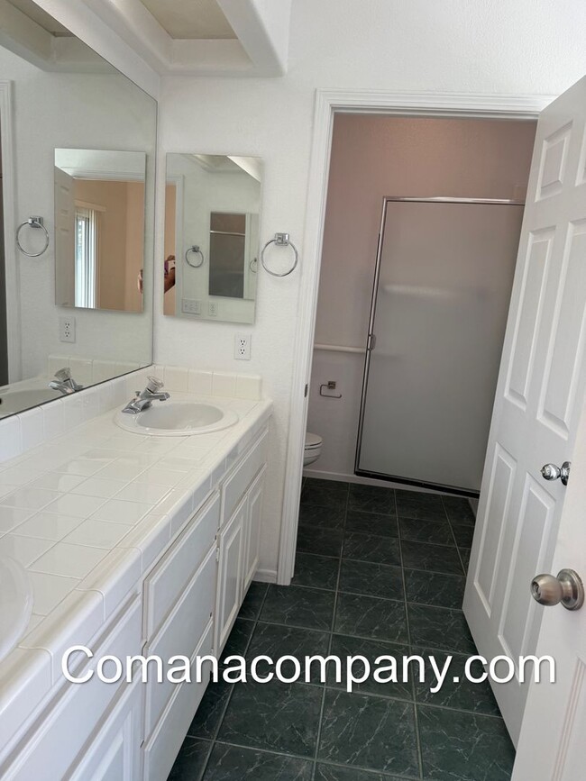 Building Photo - Gorgeous, spacious 3BR/2BA w views, yard, ...