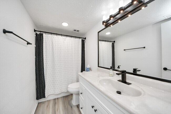 Building Photo - 1902 Kings Arms Way