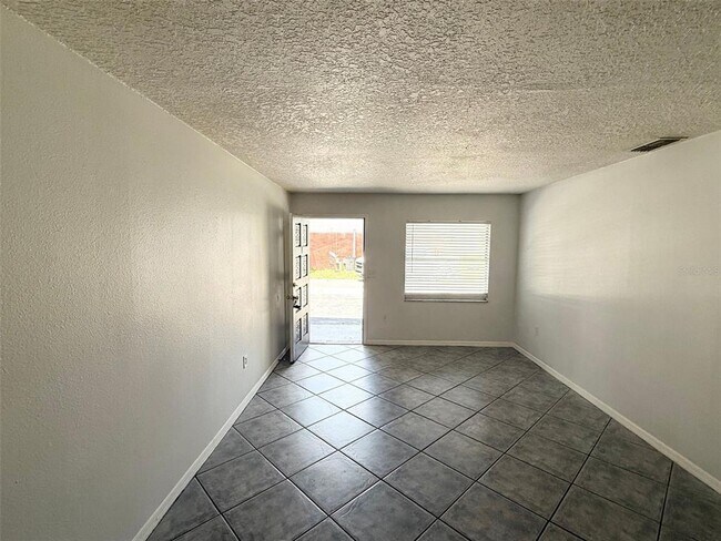 Building Photo - 542 W Lake Deer Dr
