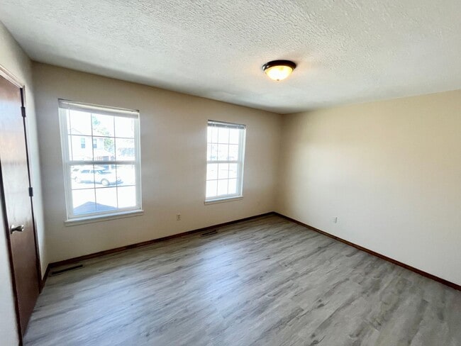 Building Photo - Updated 2 bedroom 1.5 bath home in a great...