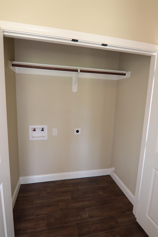 Building Photo - 6140 E Roundbunch Rd