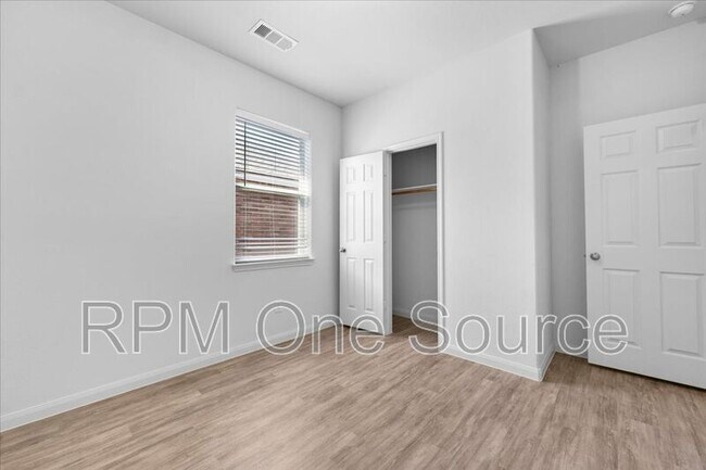 Building Photo - 113 Oriole Dr