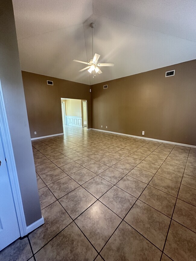 Building Photo - 110 W Tahoe Dr