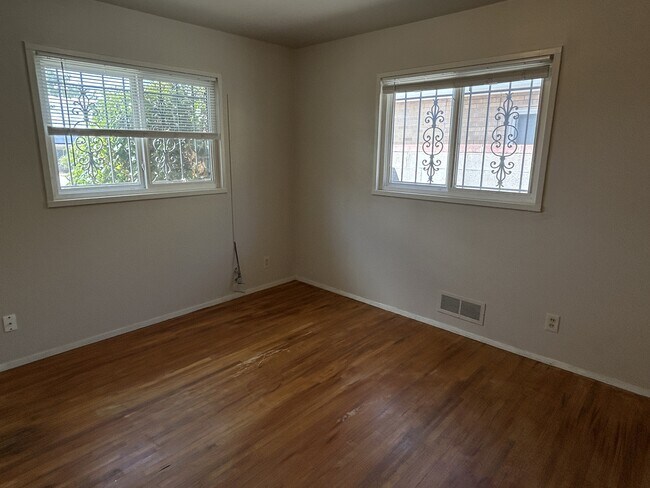 Building Photo - 2712 Palomas Dr NE
