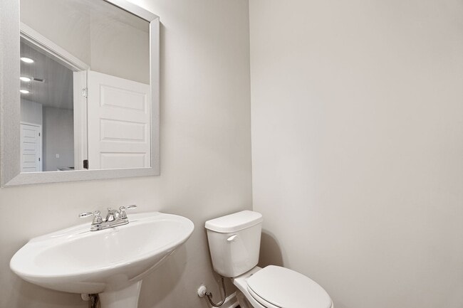 Building Photo - 3 BEDROOM TOWNHOME IN OAKWOOD!