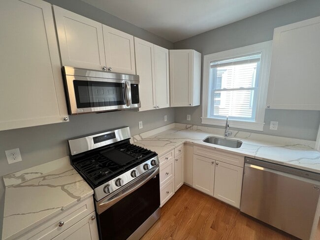 Building Photo - Renovated 4 bed 2 baths in Somerville.... Don't miss out!