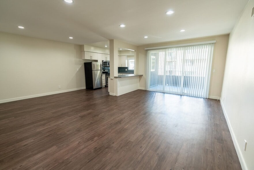 Interior Photo - 616 North Sweetzer Avenue