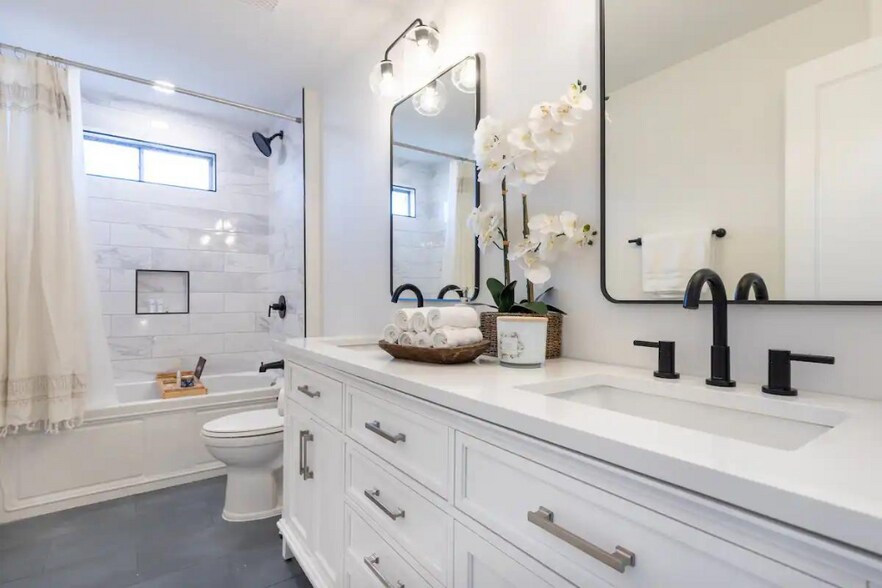 Building Photo - 306 W Lookout Dr