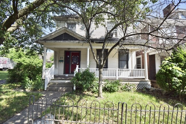 Primary Photo - 23 E Parkwood Dr