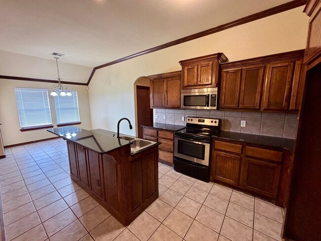Building Photo - Charming 4 Bed 2 Bath in Yukon