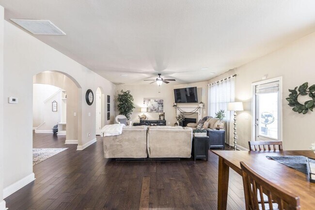 Building Photo - "Spacious 4-Bedroom Home with Granite Coun...
