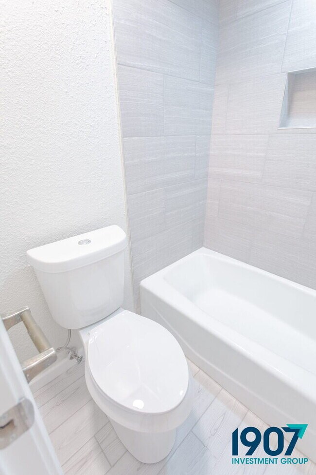 Building Photo - Stunning 3-Bedroom Home with Dramatic Vaulted Ceilings and Loft in OKC!