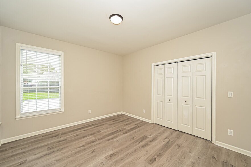Building Photo - 1102 Burlington Ct