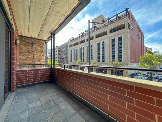 Building Photo - 1332 W Madison St