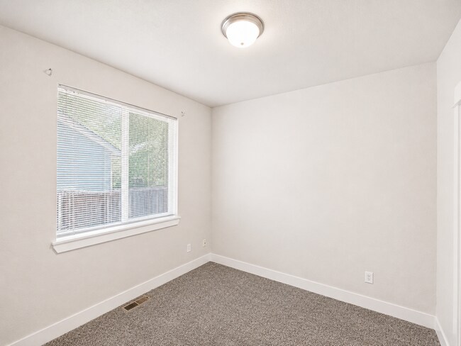 Building Photo - Spacious 3BR Home with Private Yard Near Alpenglow Park